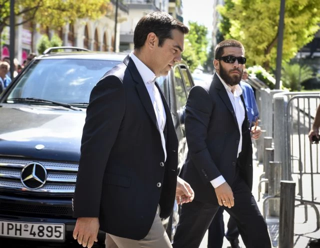 Δεν μπορούν να σταθούν πουθενά: Εκατοντάδες αποδοκίμασαν έντονα τον Αλέξη Τσίπρα στον Μητροπολιτικό Ναό